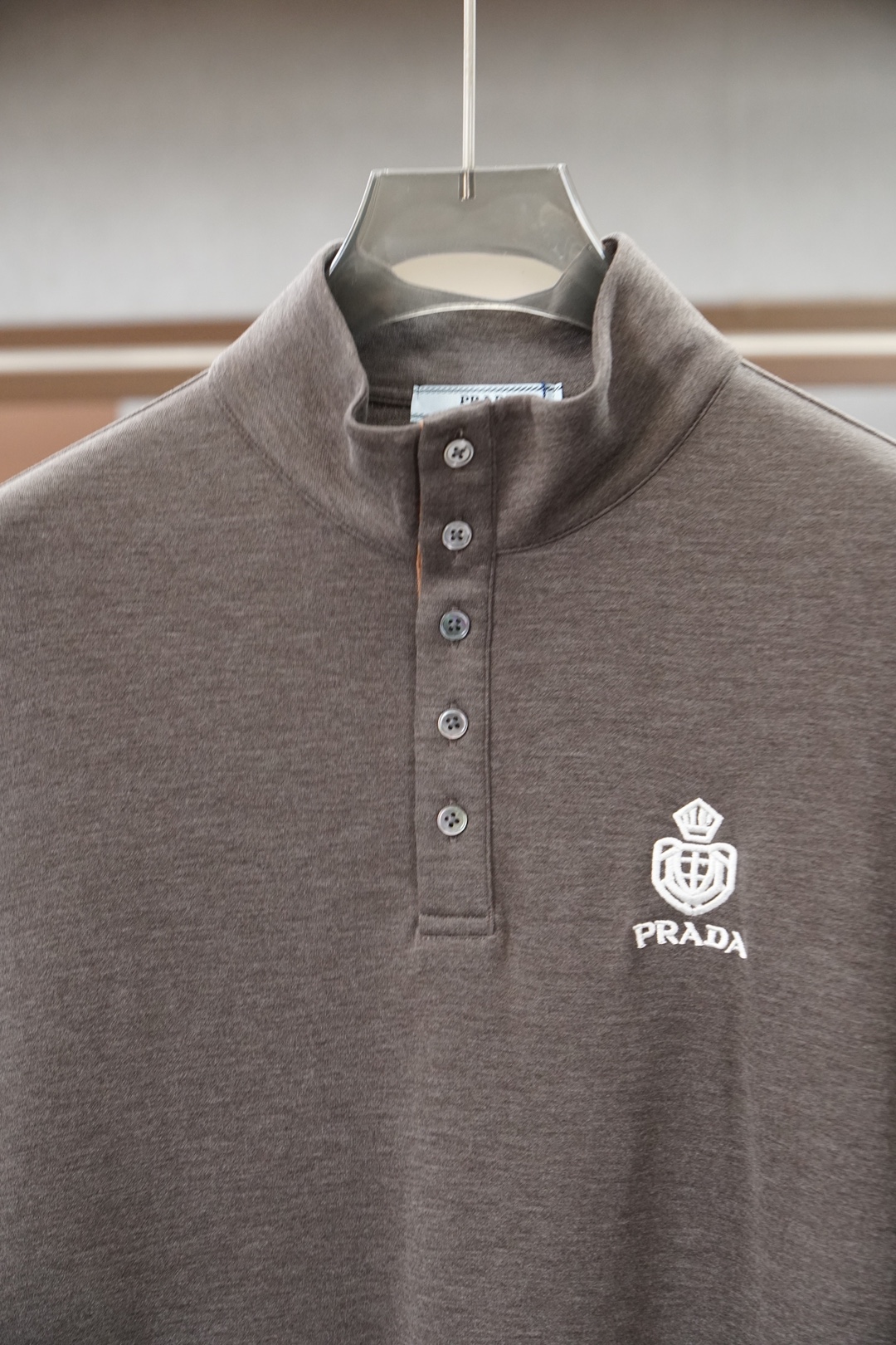Prada普拉达-2026ss新品上线🔥🔥🔥 经典焕新高端珠地领Polo衫 面料黑科技，穿出来的舒适奢感，采用双面珠地网