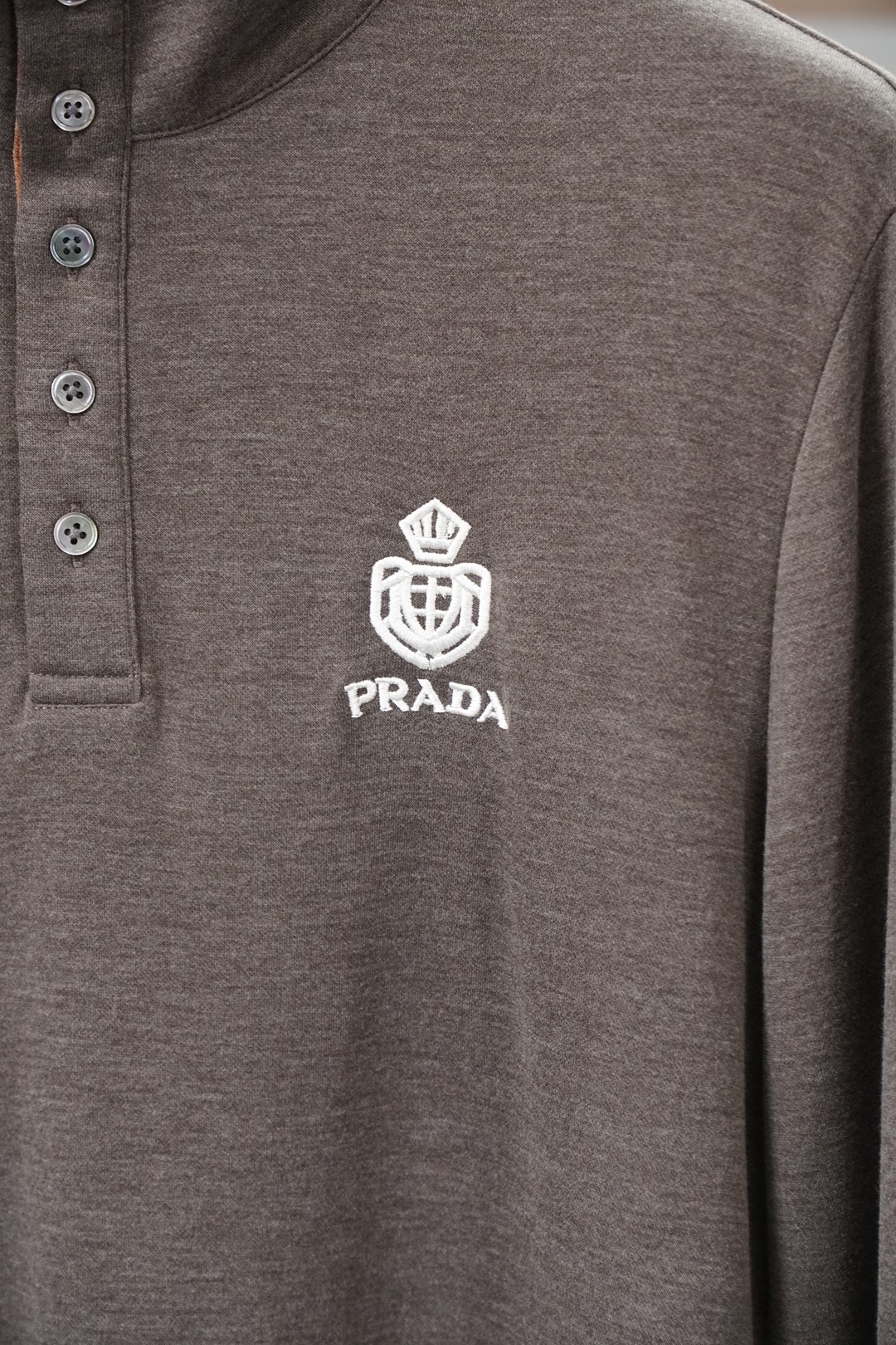 Prada普拉达-2026ss新品上线🔥🔥🔥 经典焕新高端珠地领Polo衫 面料黑科技，穿出来的舒适奢感，采用双面珠地网
