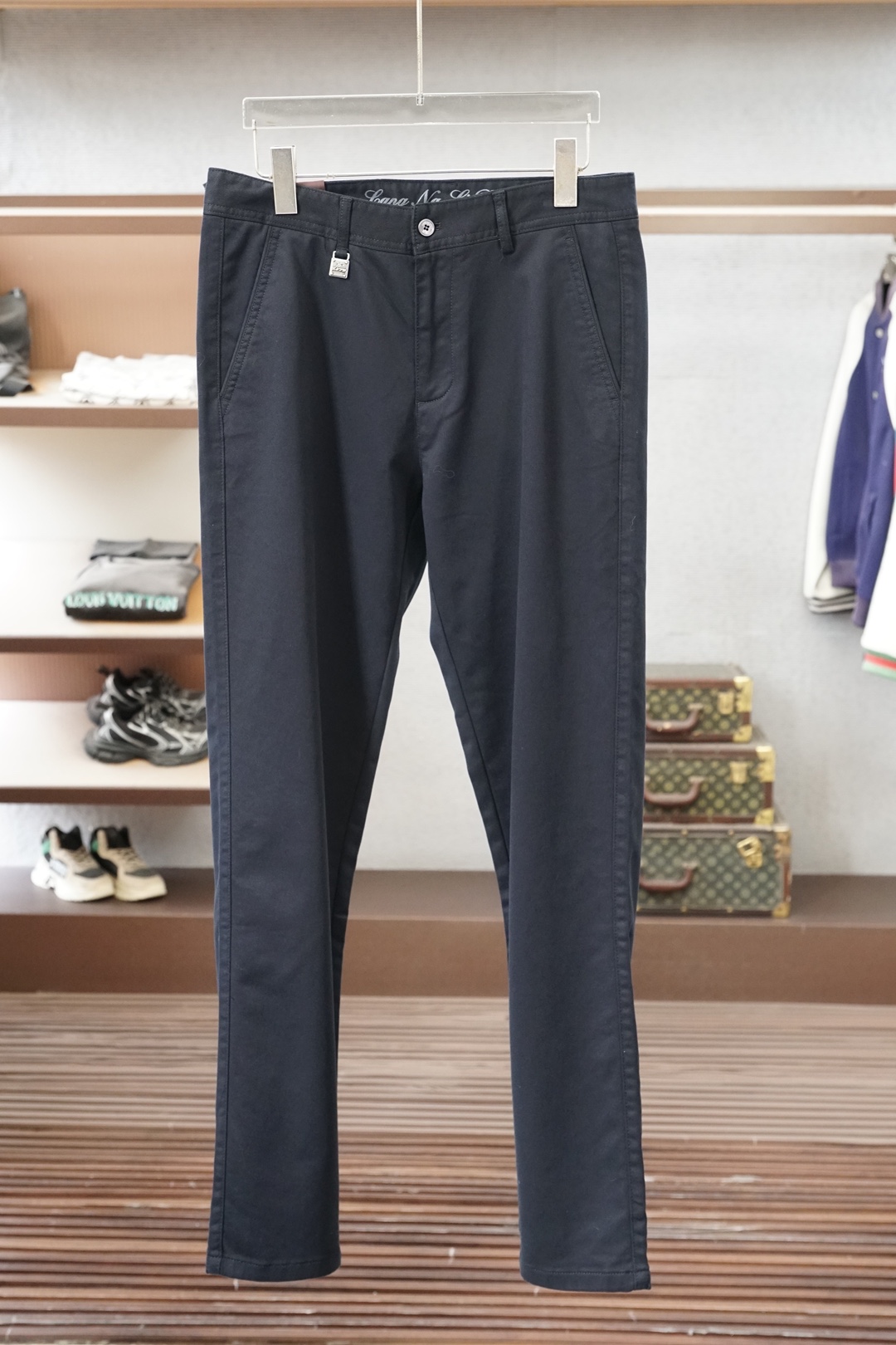 Loro Piana-新款来袭秋冬新款休闲西裤，高端定制系列。进口高密度纯棉工艺舒适柔软亲肤，笔挺不易起皱，简单明了，后