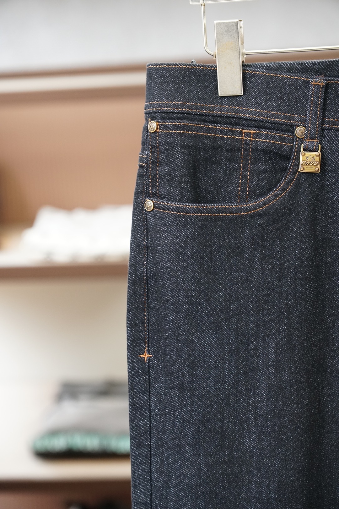 Loro Piana-新款来袭秋冬新款休闲牛仔裤-高端定制系列。进口高密度纯棉工艺舒适柔软亲肤，笔挺不易起皱，简单明了，