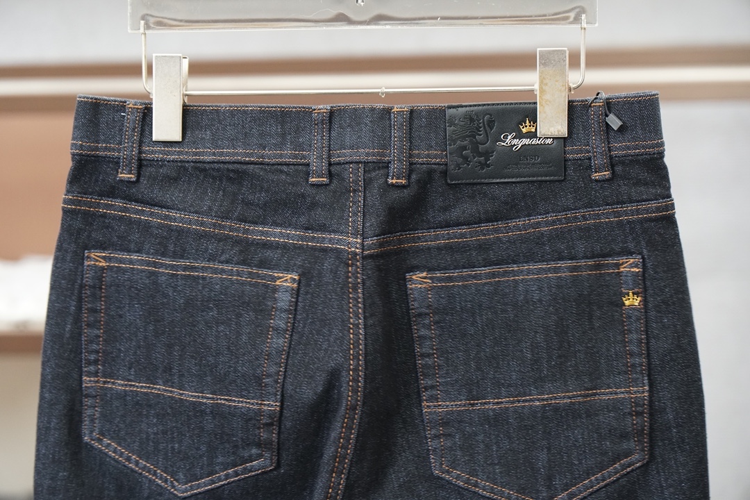 Loro Piana-新款来袭秋冬新款休闲牛仔裤-高端定制系列。进口高密度纯棉工艺舒适柔软亲肤，笔挺不易起皱，简单明了，
