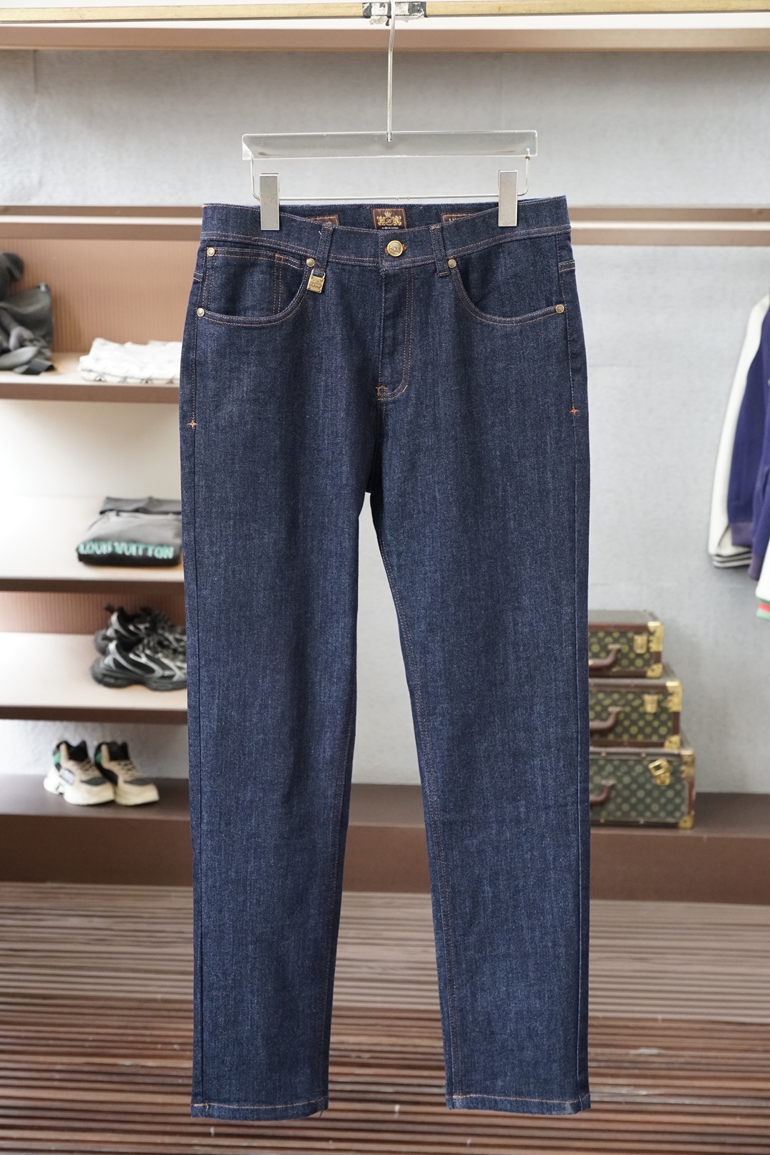 Loro Piana-新款来袭秋冬新款休闲牛仔裤-高端定制系列。进口高密度纯棉工艺舒适柔软亲肤，笔挺不易起皱，简单明了，