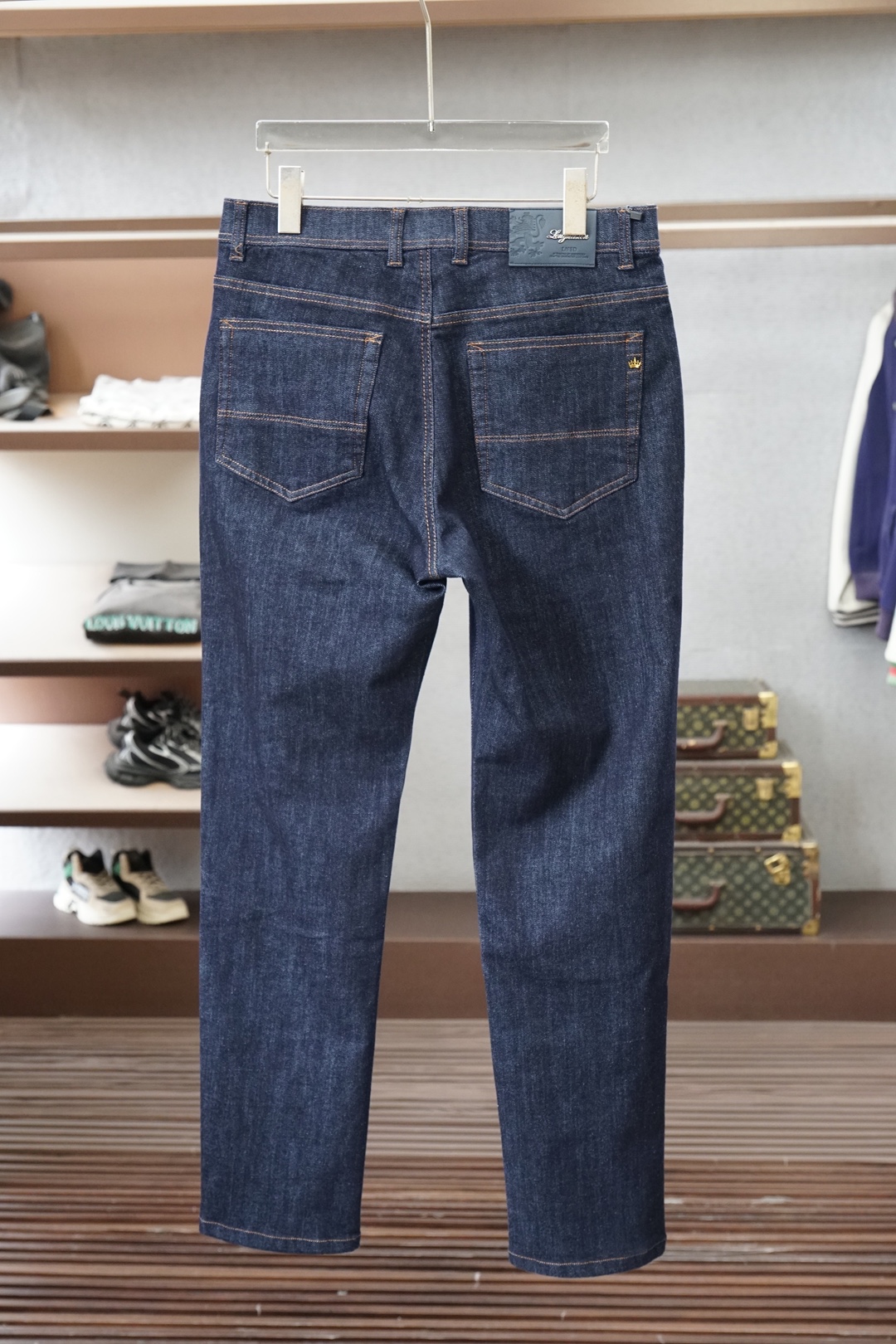 Loro Piana-新款来袭秋冬新款休闲牛仔裤-高端定制系列。进口高密度纯棉工艺舒适柔软亲肤，笔挺不易起皱，简单明了，