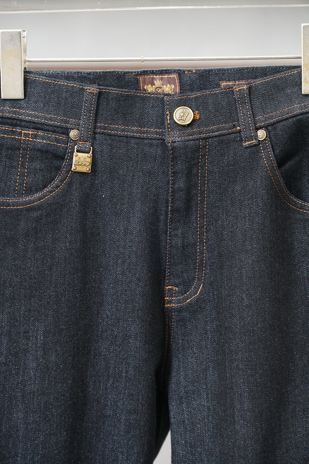 Loro Piana-新款来袭秋冬新款休闲牛仔裤-高端定制系列。进口高密度纯棉工艺舒适柔软亲肤，笔挺不易起皱，简单明了，