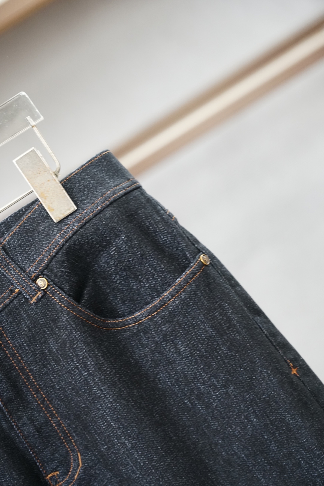 Loro Piana-新款来袭秋冬新款休闲牛仔裤-高端定制系列。进口高密度纯棉工艺舒适柔软亲肤，笔挺不易起皱，简单明了，