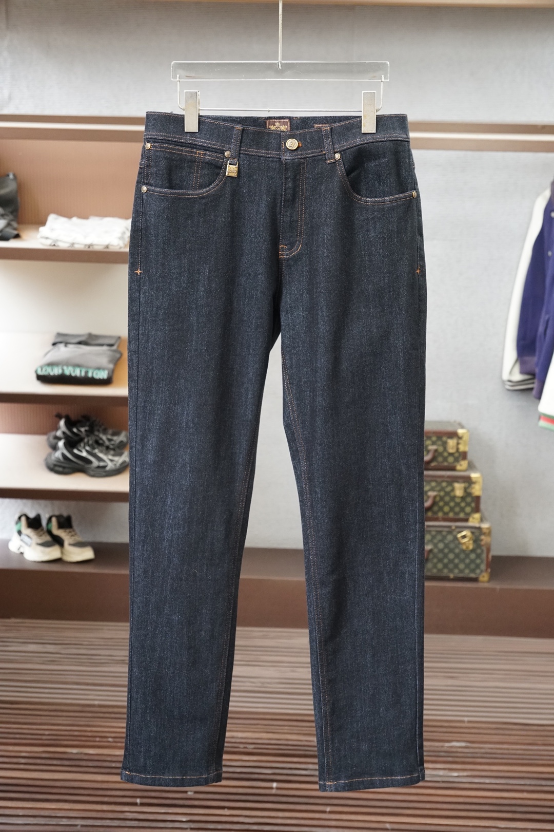 Loro Piana-新款来袭秋冬新款休闲牛仔裤-高端定制系列。进口高密度纯棉工艺舒适柔软亲肤，笔挺不易起皱，简单明了，