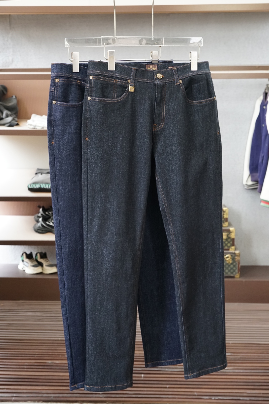 Loro Piana-新款来袭秋冬新款休闲牛仔裤-高端定制系列。进口高密度纯棉工艺舒适柔软亲肤，笔挺不易起皱，简单明了，