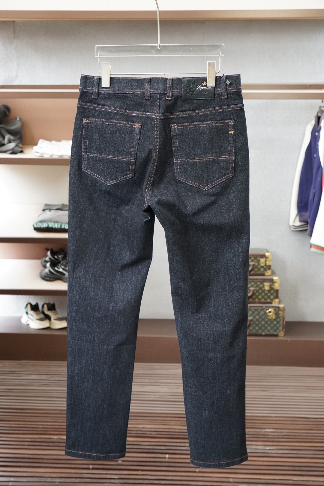 Loro Piana-新款来袭秋冬新款休闲牛仔裤-高端定制系列。进口高密度纯棉工艺舒适柔软亲肤，笔挺不易起皱，简单明了，