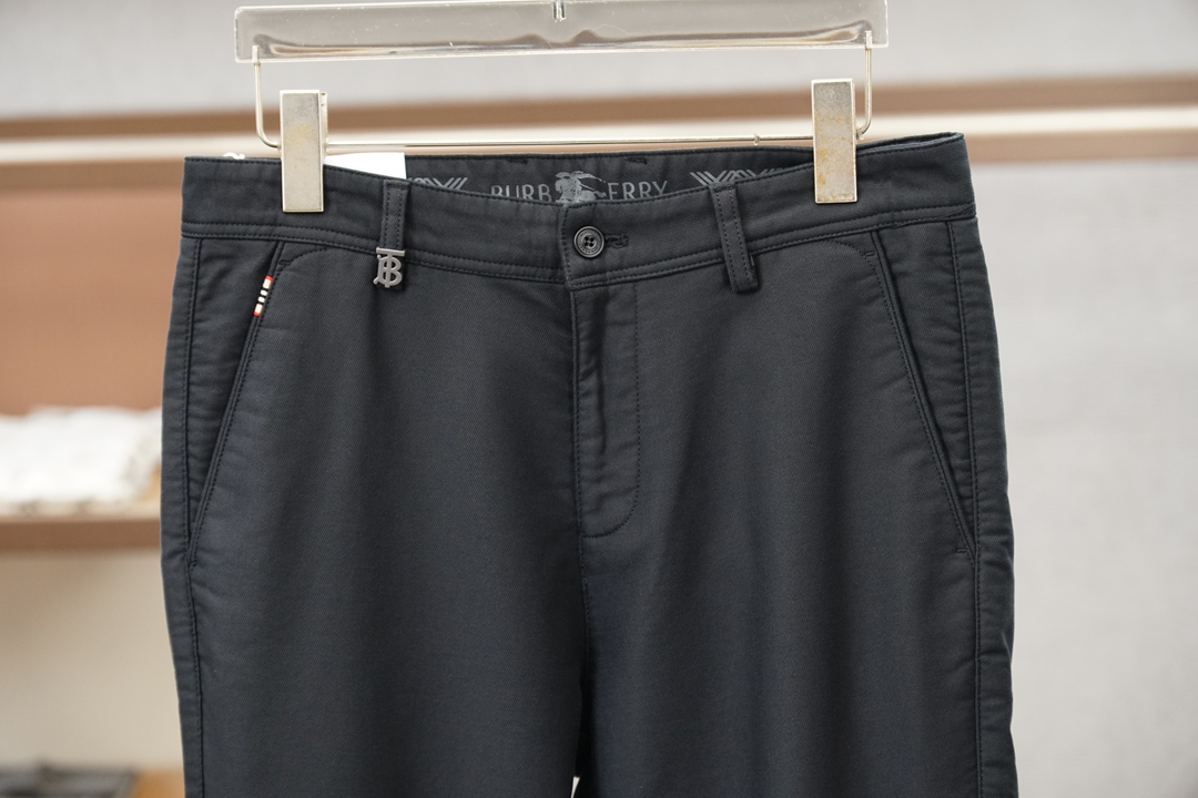 BBR巴宝莉-新款来袭秋冬新款休闲西裤，高端定制系列。进口高密度纯棉工艺舒适柔软亲肤，笔挺不易起皱，简单明了，后腰Log