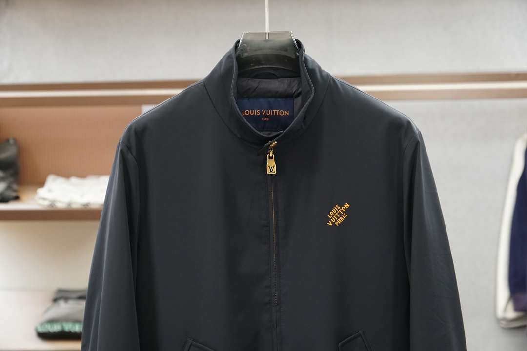 LV，路易威登-秋冬新品| 立领羽绒飞行员夹克 经典的哈灵顿立领羽绒服外套🍈🥰😍 外侧面料防风耐磨，梭织长绒棉混纺，轻便