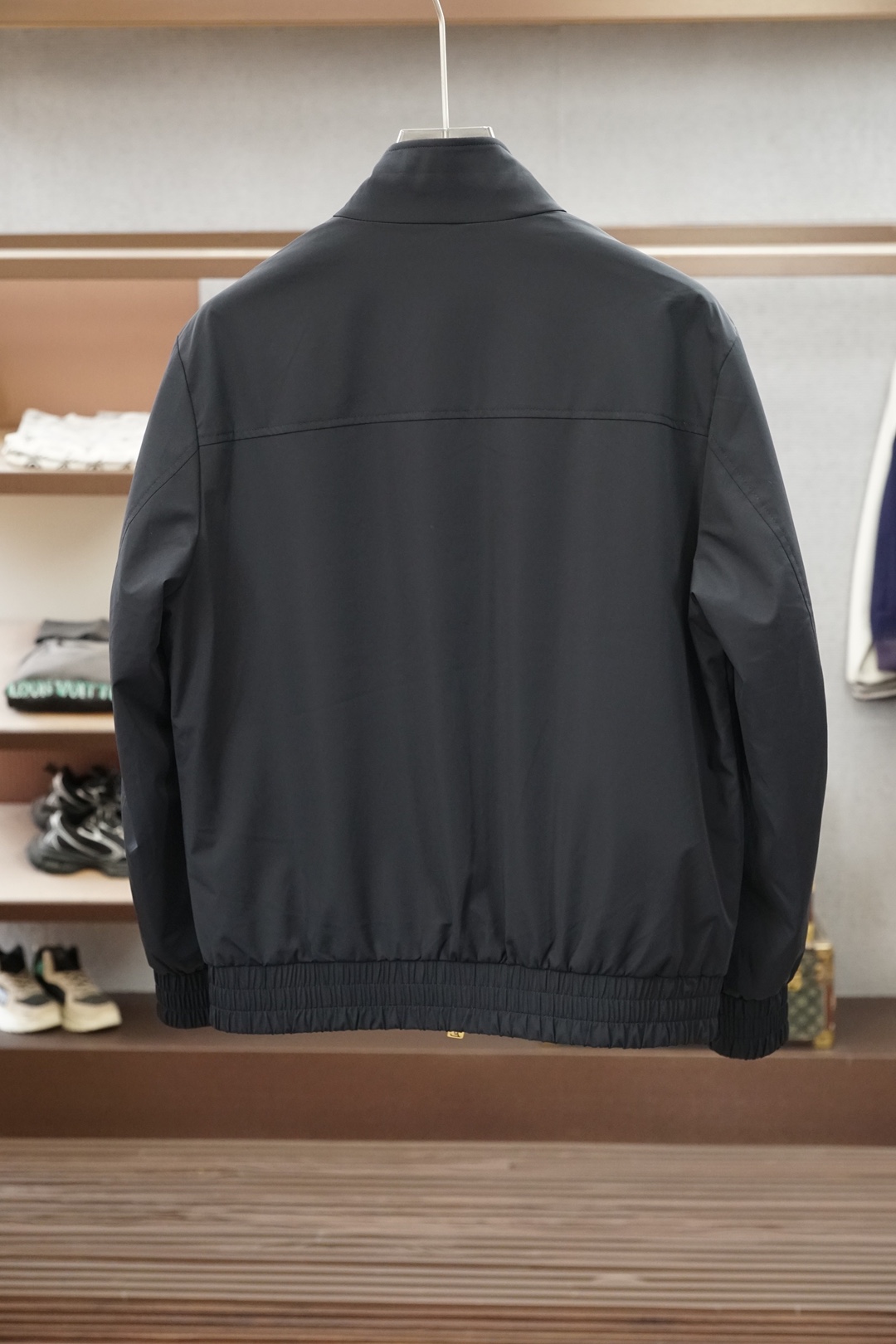 LV，路易威登-秋冬新品| 立领羽绒飞行员夹克 经典的哈灵顿立领羽绒服外套🍈🥰😍 外侧面料防风耐磨，梭织长绒棉混纺，轻便