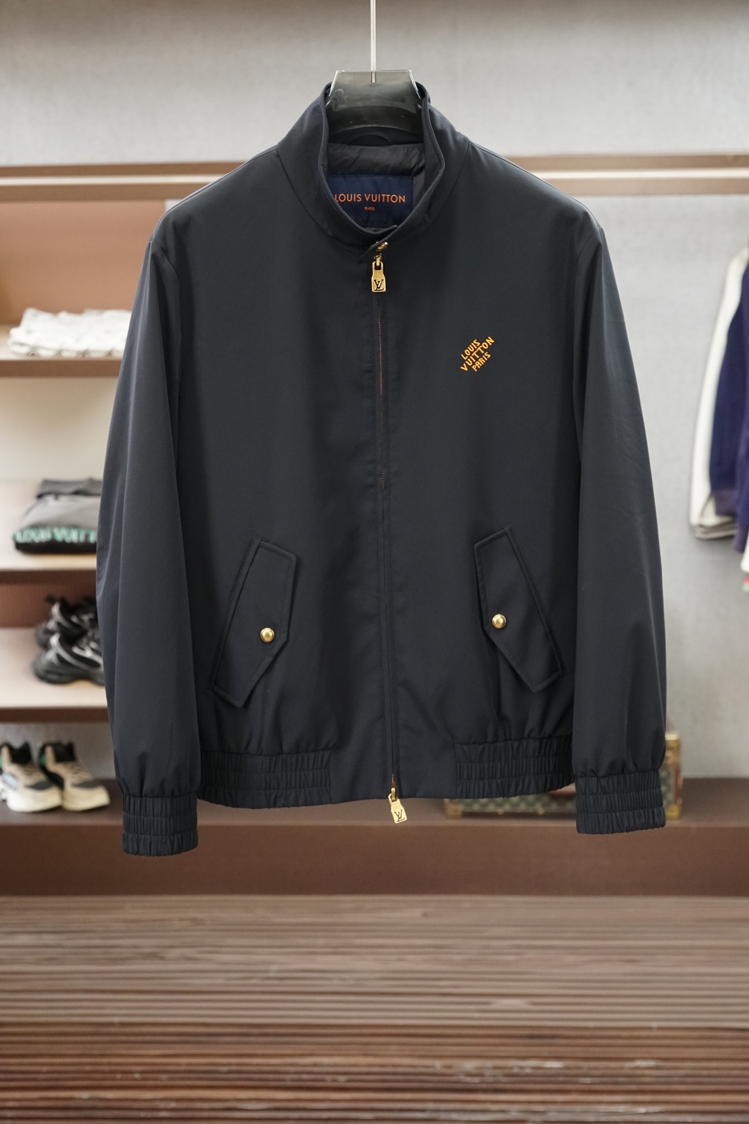 LV，路易威登-秋冬新品| 立领羽绒飞行员夹克 经典的哈灵顿立领羽绒服外套🍈🥰😍 外侧面料防风耐磨，梭织长绒棉混纺，轻便