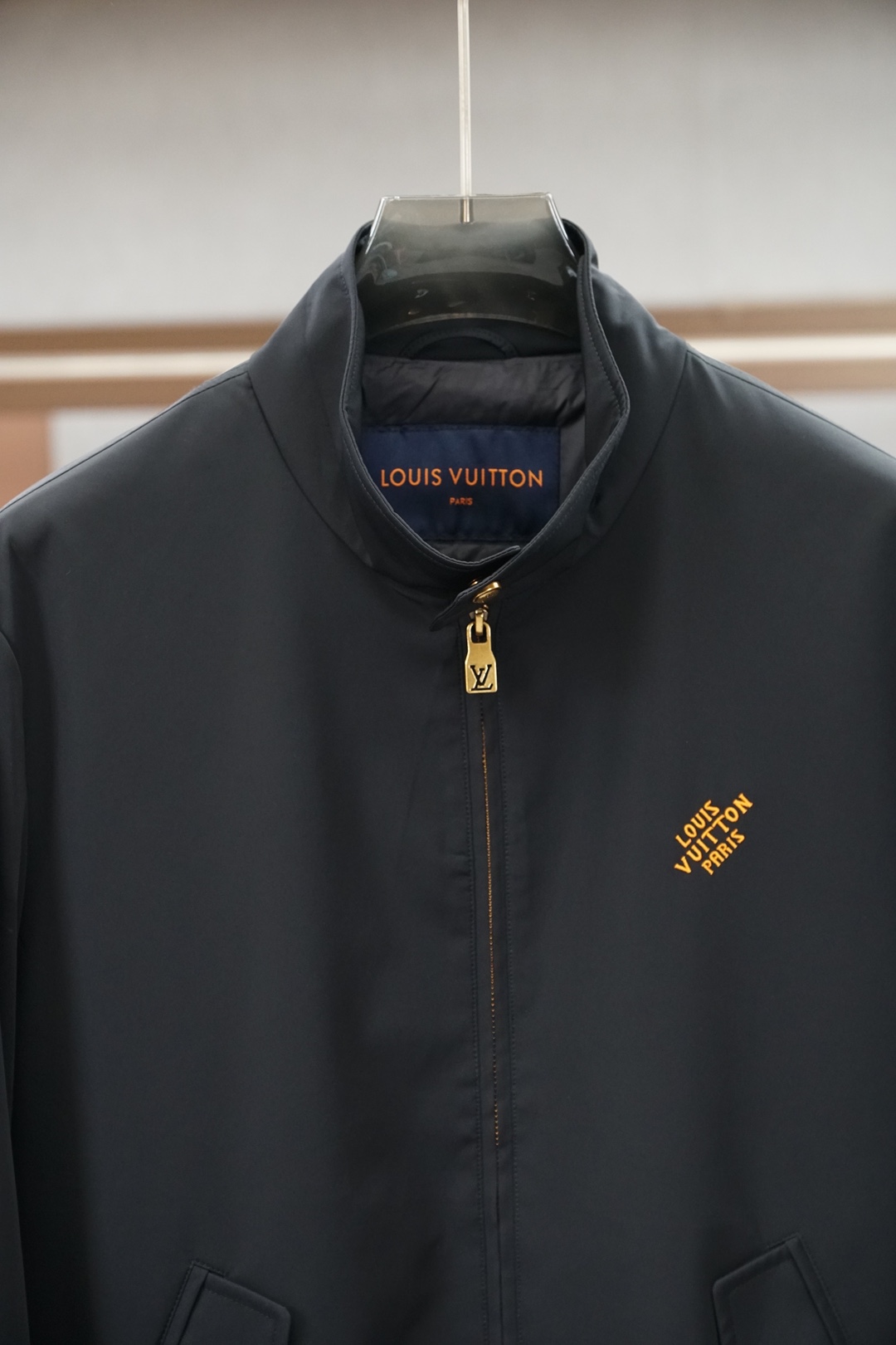 LV，路易威登-秋冬新品| 立领羽绒飞行员夹克 经典的哈灵顿立领羽绒服外套🍈🥰😍 外侧面料防风耐磨，梭织长绒棉混纺，轻便