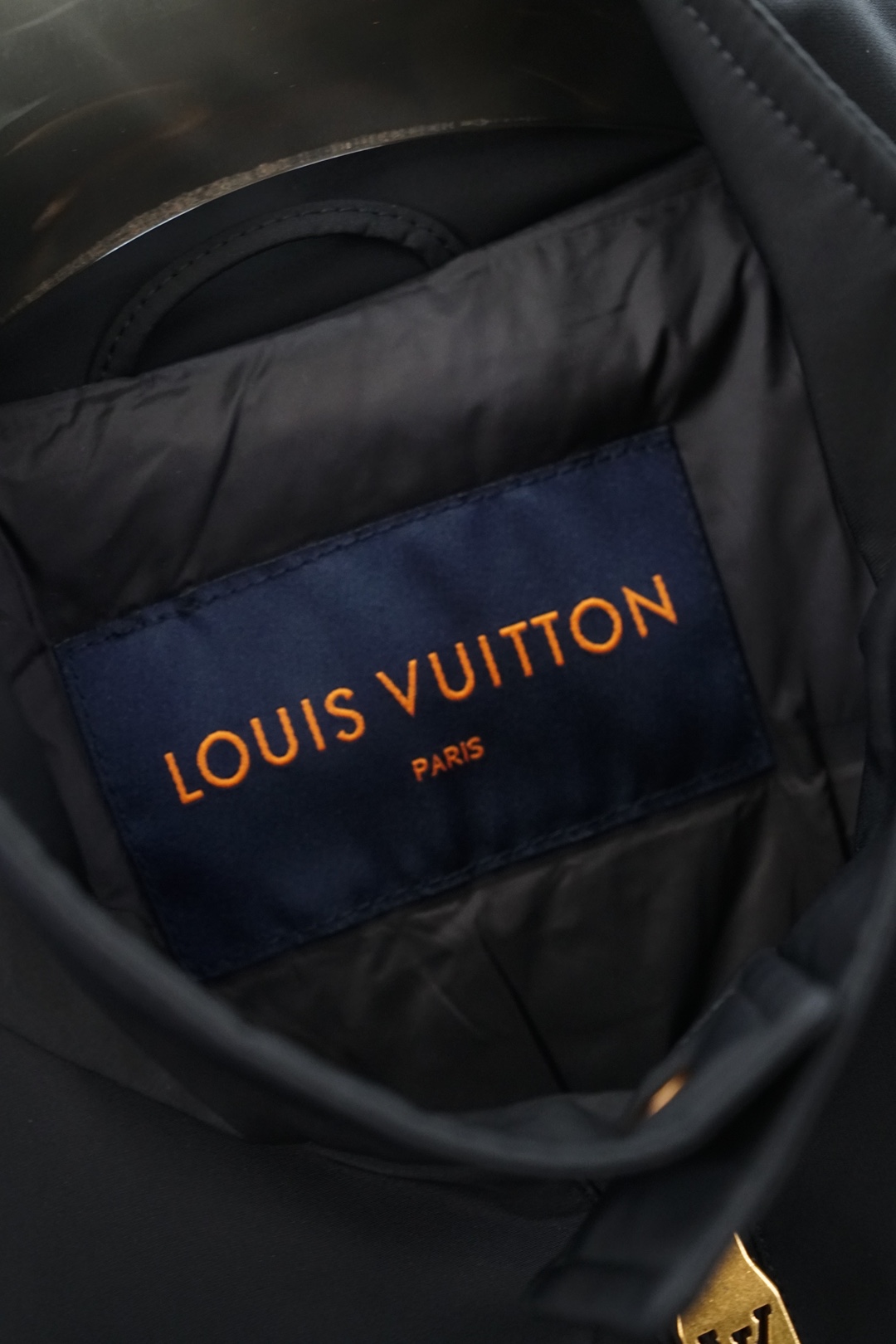 LV，路易威登-秋冬新品| 立领羽绒飞行员夹克 经典的哈灵顿立领羽绒服外套🍈🥰😍 外侧面料防风耐磨，梭织长绒棉混纺，轻便