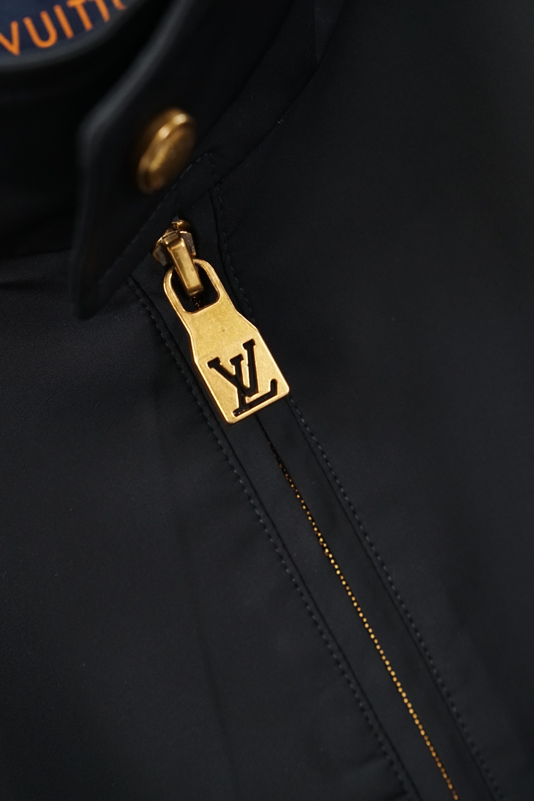 LV，路易威登-秋冬新品| 立领羽绒飞行员夹克 经典的哈灵顿立领羽绒服外套🍈🥰😍 外侧面料防风耐磨，梭织长绒棉混纺，轻便