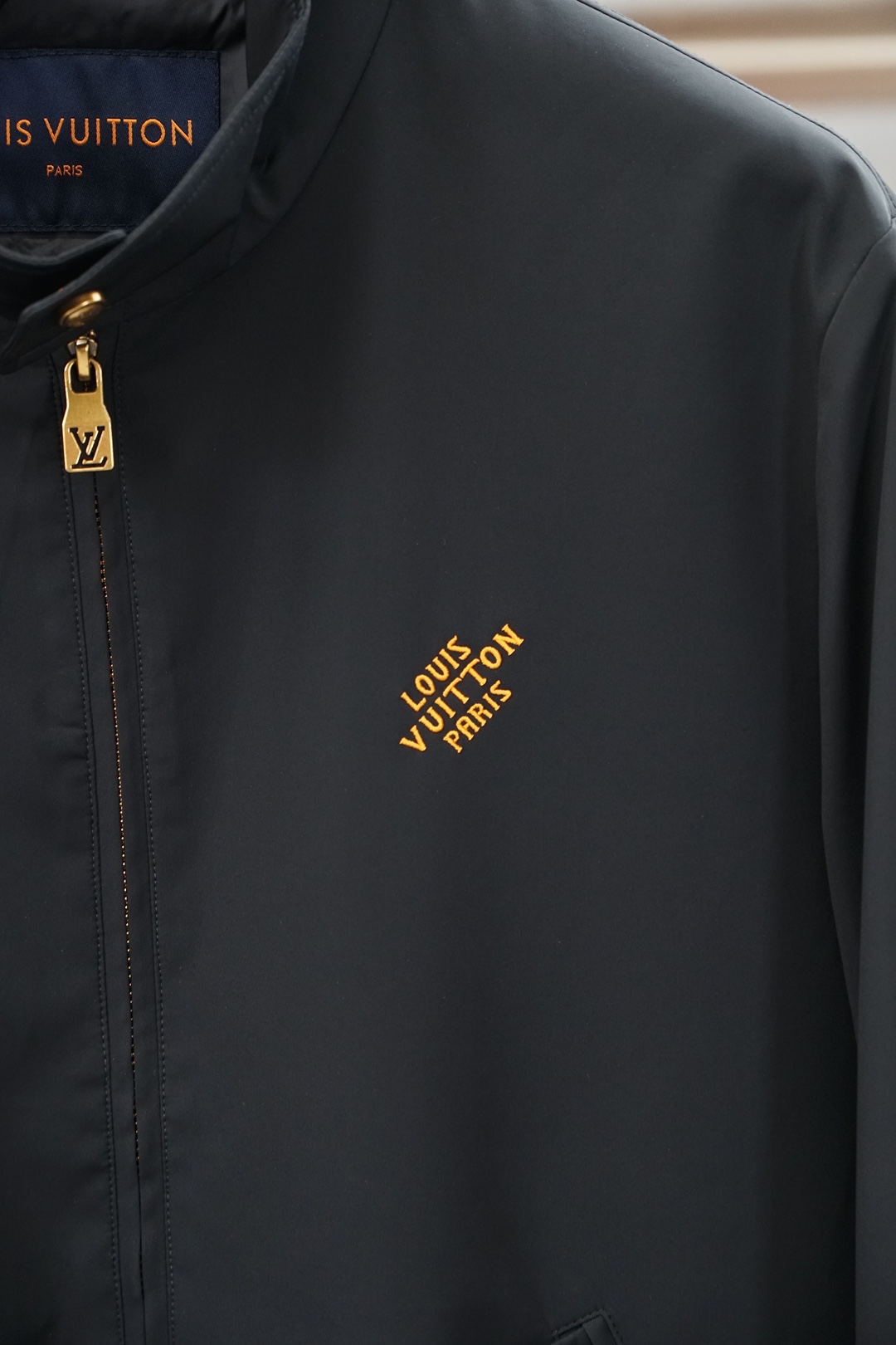 LV，路易威登-秋冬新品| 立领羽绒飞行员夹克 经典的哈灵顿立领羽绒服外套🍈🥰😍 外侧面料防风耐磨，梭织长绒棉混纺，轻便