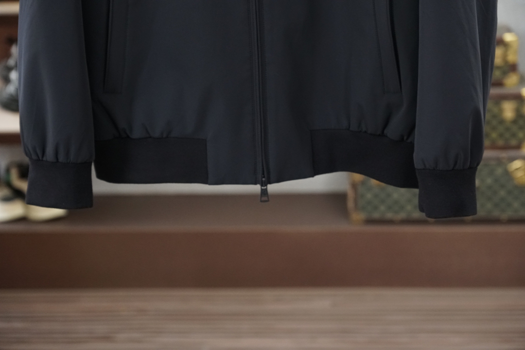 蒙口-2026秋冬新品| 立领羽绒服夹克🍈🥰😍 外侧进口原版聚酯纤维面料防风耐磨轻便锁温不臃肿。胸口刺绣彰显品牌标识，T