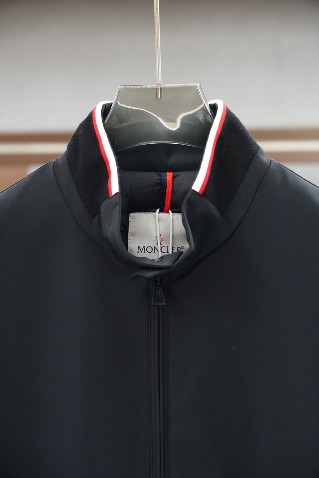 蒙口-2026秋冬新品| 立领羽绒服夹克🍈🥰😍 外侧进口原版聚酯纤维面料防风耐磨轻便锁温不臃肿。胸口刺绣彰显品牌标识，T