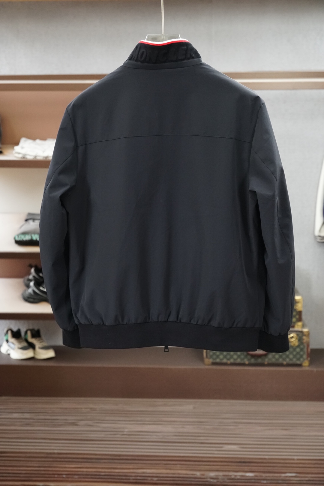 蒙口-2026秋冬新品| 立领羽绒服夹克🍈🥰😍 外侧进口原版聚酯纤维面料防风耐磨轻便锁温不臃肿。胸口刺绣彰显品牌标识，T