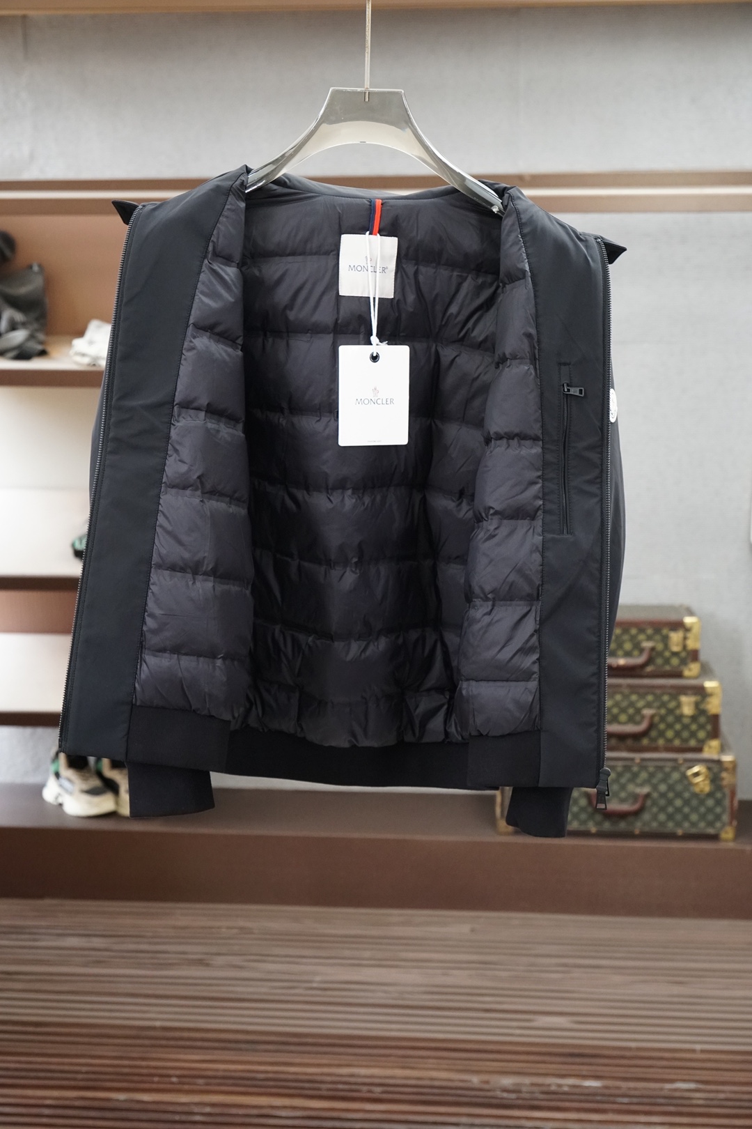蒙口-2026秋冬新品| 立领羽绒服夹克🍈🥰😍 外侧进口原版聚酯纤维面料防风耐磨轻便锁温不臃肿。胸口刺绣彰显品牌标识，T