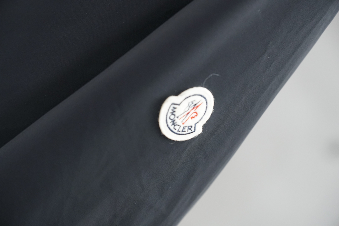 蒙口-2026秋冬新品| 立领羽绒服夹克🍈🥰😍 外侧进口原版聚酯纤维面料防风耐磨轻便锁温不臃肿。胸口刺绣彰显品牌标识，T