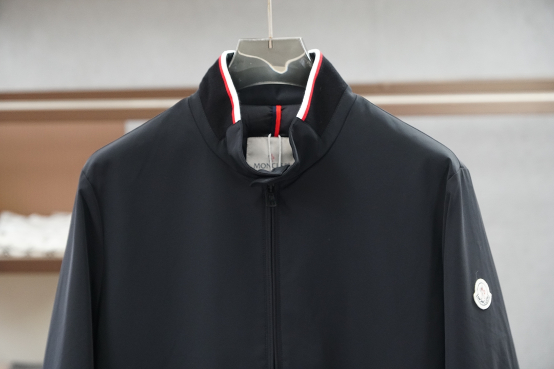 蒙口-2026秋冬新品| 立领羽绒服夹克🍈🥰😍 外侧进口原版聚酯纤维面料防风耐磨轻便锁温不臃肿。胸口刺绣彰显品牌标识，T