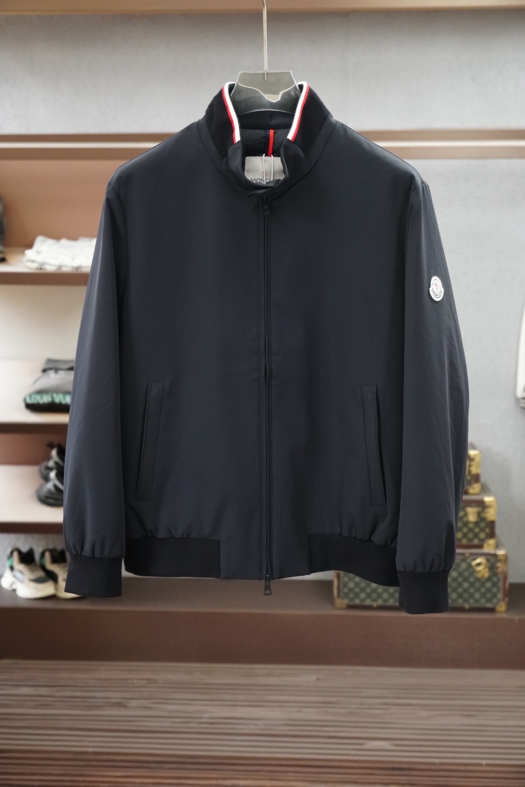 蒙口-2026秋冬新品| 立领羽绒服夹克🍈🥰😍 外侧进口原版聚酯纤维面料防风耐磨轻便锁温不臃肿。胸口刺绣彰显品牌标识，T