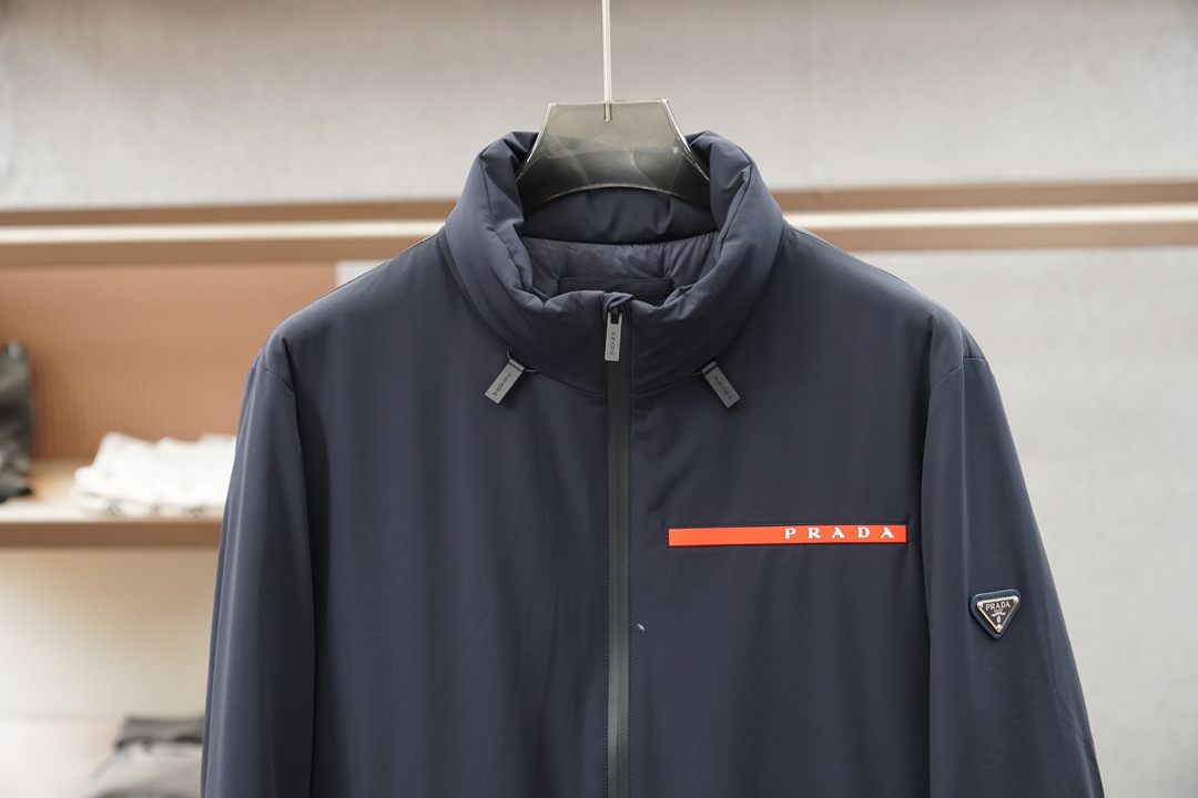 普拉达羽绒服，冬日硬核时髦担当_Prada这款羽绒服直接刷新我对保暖外套的审美🖤 降落伞原版面料质感拉满，主体搭配经典红
