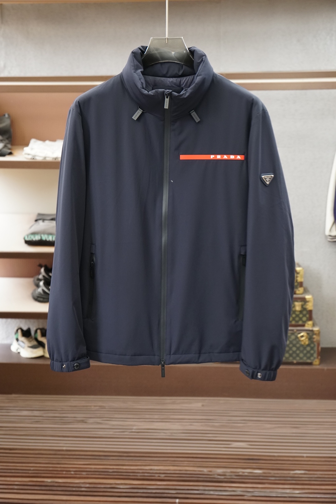 普拉达羽绒服，冬日硬核时髦担当_Prada这款羽绒服直接刷新我对保暖外套的审美🖤 降落伞原版面料质感拉满，主体搭配经典红