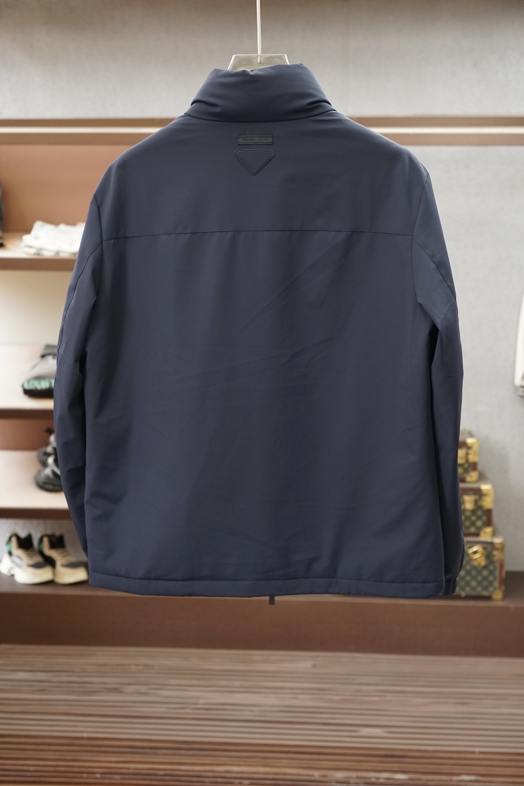 普拉达羽绒服，冬日硬核时髦担当_Prada这款羽绒服直接刷新我对保暖外套的审美🖤 降落伞原版面料质感拉满，主体搭配经典红