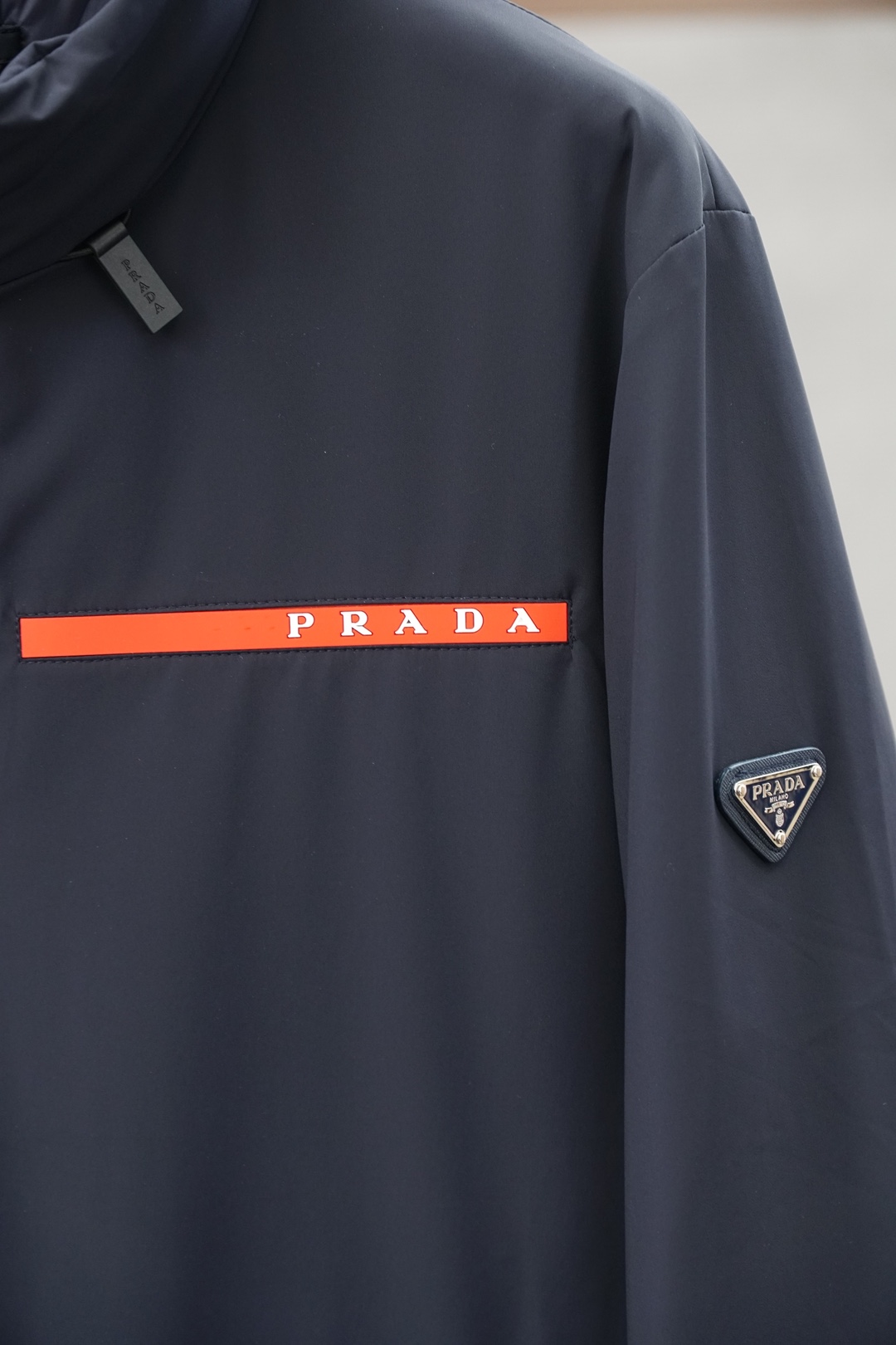 普拉达羽绒服，冬日硬核时髦担当_Prada这款羽绒服直接刷新我对保暖外套的审美🖤 降落伞原版面料质感拉满，主体搭配经典红