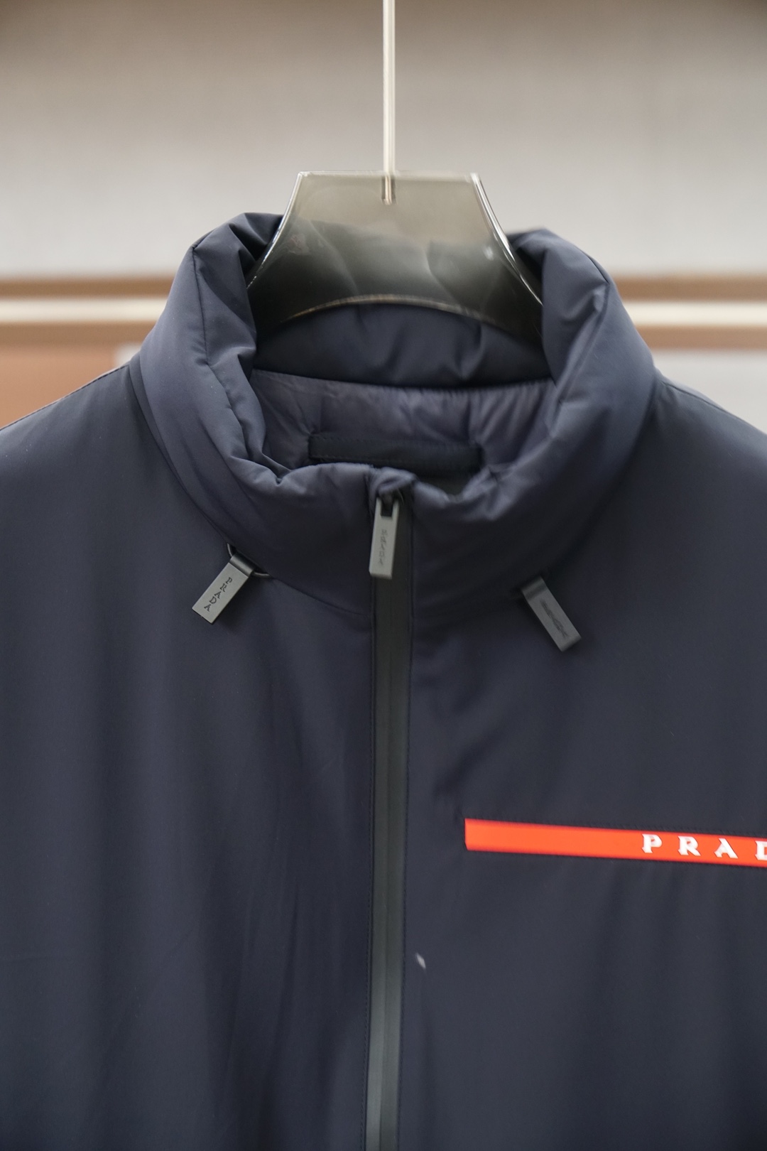 普拉达羽绒服，冬日硬核时髦担当_Prada这款羽绒服直接刷新我对保暖外套的审美🖤 降落伞原版面料质感拉满，主体搭配经典红