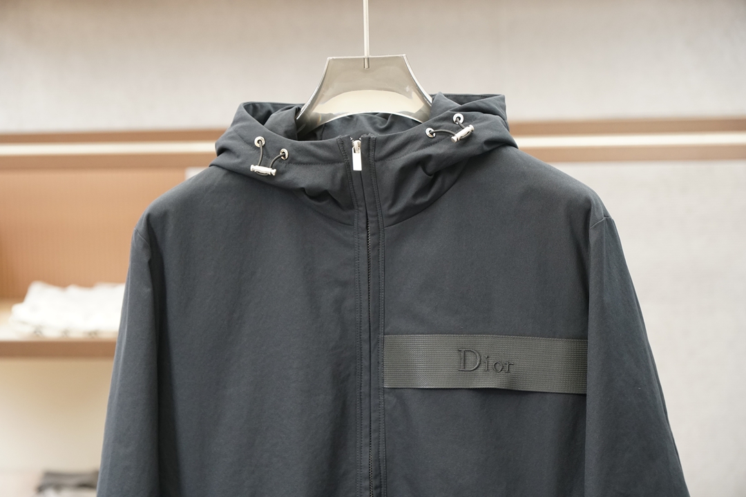 Dior迪奥，2026秋冬连帽羽绒服，冬日硬核时髦担当_Prada这款羽绒服直接刷新我对保暖外套的审美🖤 降落伞原版面料