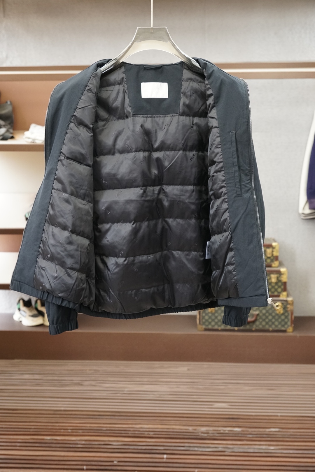 Dior迪奥，2026秋冬连帽羽绒服，冬日硬核时髦担当_Prada这款羽绒服直接刷新我对保暖外套的审美🖤 降落伞原版面料