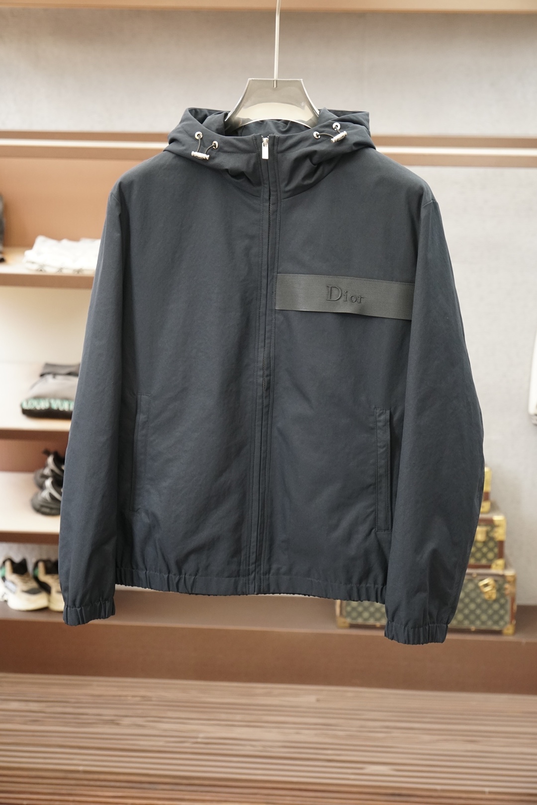 Dior迪奥，2026秋冬连帽羽绒服，冬日硬核时髦担当_Prada这款羽绒服直接刷新我对保暖外套的审美🖤 降落伞原版面料