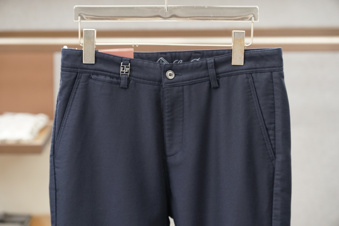 Loro Piana-新款来袭秋冬新款休闲牛仔裤-高端定制系列。进口高密度纯棉工艺舒适柔软亲肤，笔挺不易起皱，简单明了，