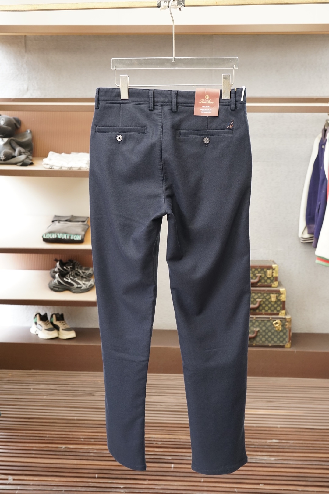 Loro Piana-新款来袭秋冬新款休闲牛仔裤-高端定制系列。进口高密度纯棉工艺舒适柔软亲肤，笔挺不易起皱，简单明了，