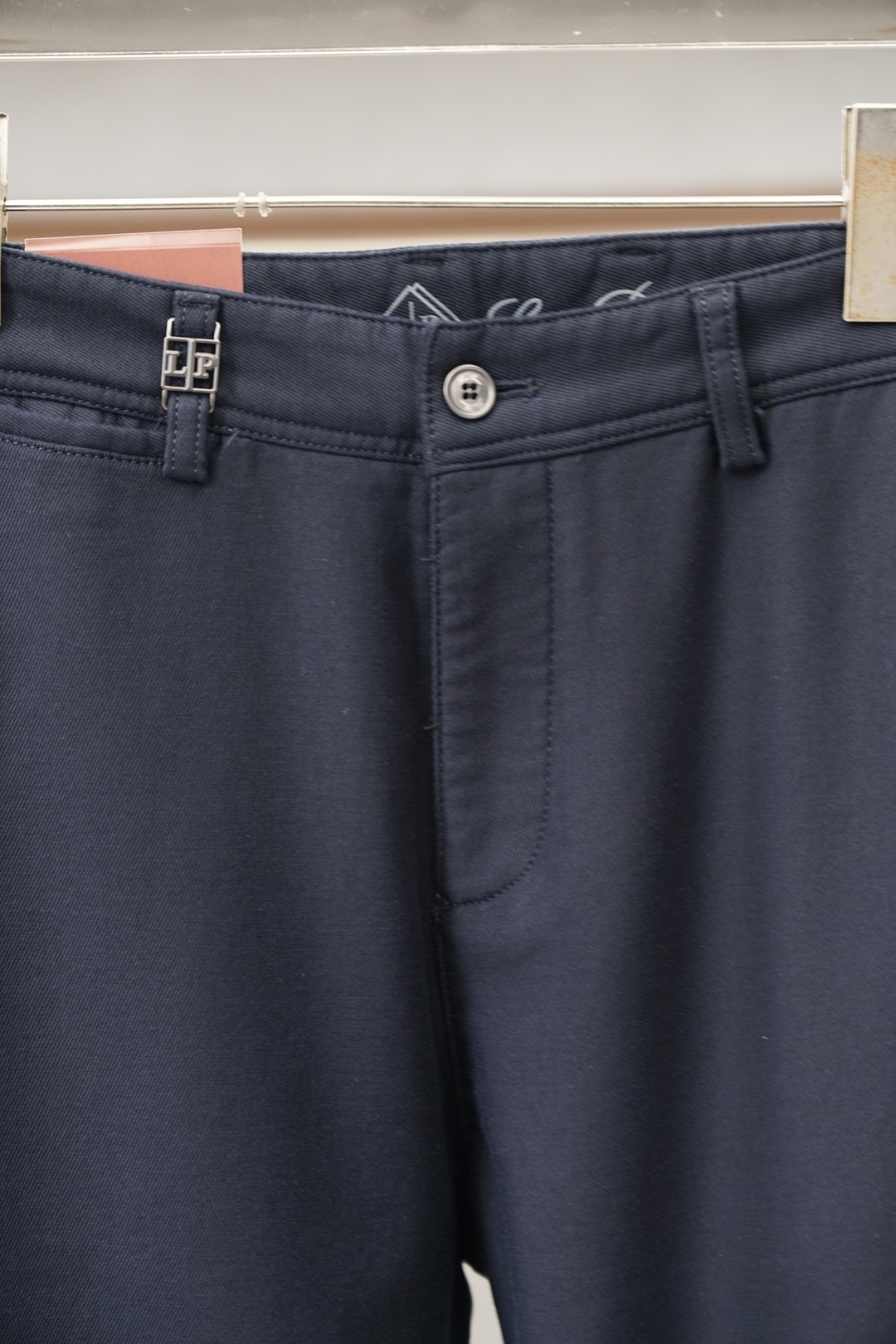 Loro Piana-新款来袭秋冬新款休闲牛仔裤-高端定制系列。进口高密度纯棉工艺舒适柔软亲肤，笔挺不易起皱，简单明了，