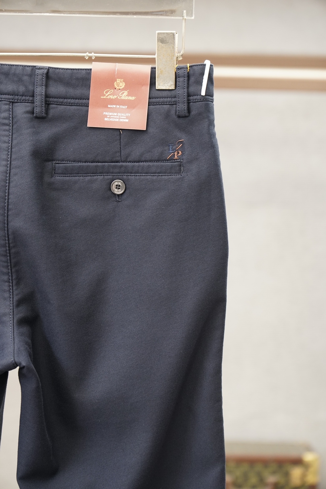 Loro Piana-新款来袭秋冬新款休闲牛仔裤-高端定制系列。进口高密度纯棉工艺舒适柔软亲肤，笔挺不易起皱，简单明了，