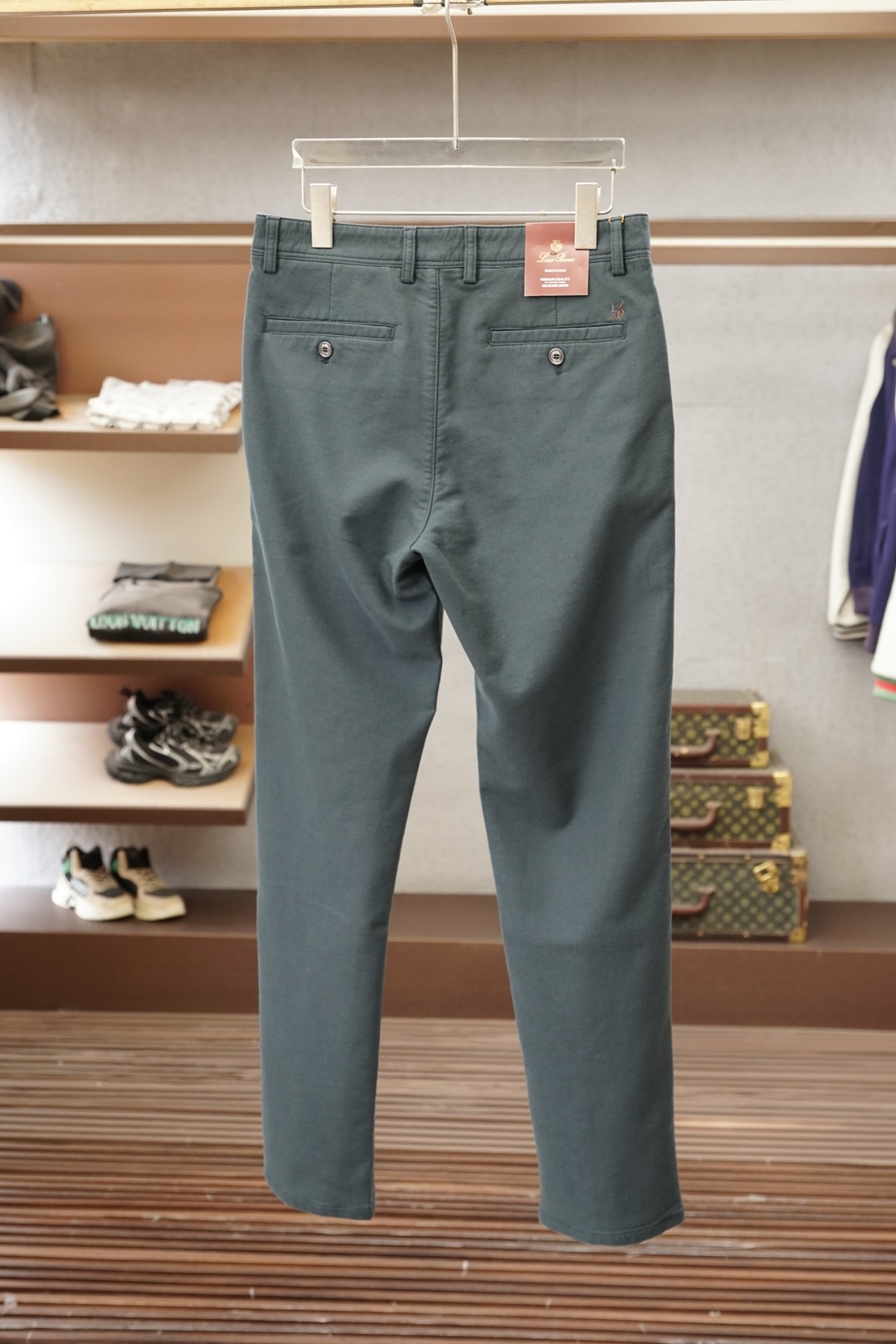 Loro Piana-新款来袭秋冬新款休闲牛仔裤-高端定制系列。进口高密度纯棉工艺舒适柔软亲肤，笔挺不易起皱，简单明了，