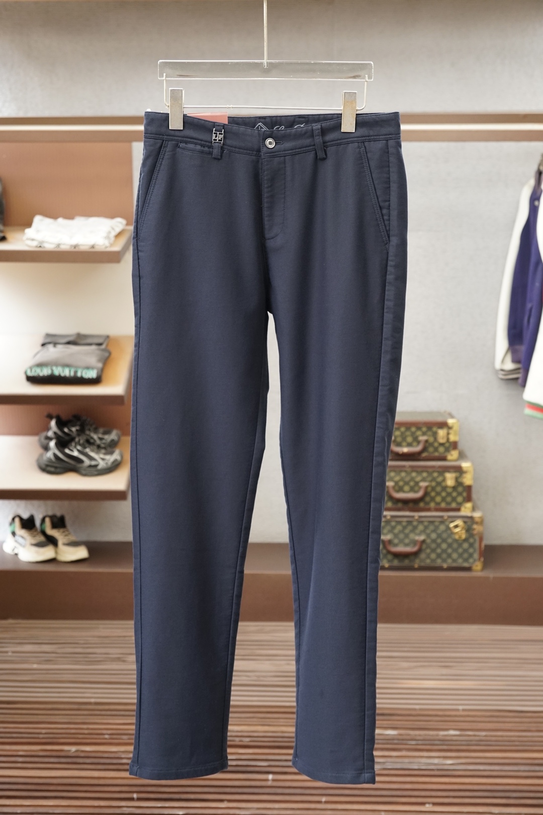 Loro Piana-新款来袭秋冬新款休闲牛仔裤-高端定制系列。进口高密度纯棉工艺舒适柔软亲肤，笔挺不易起皱，简单明了，
