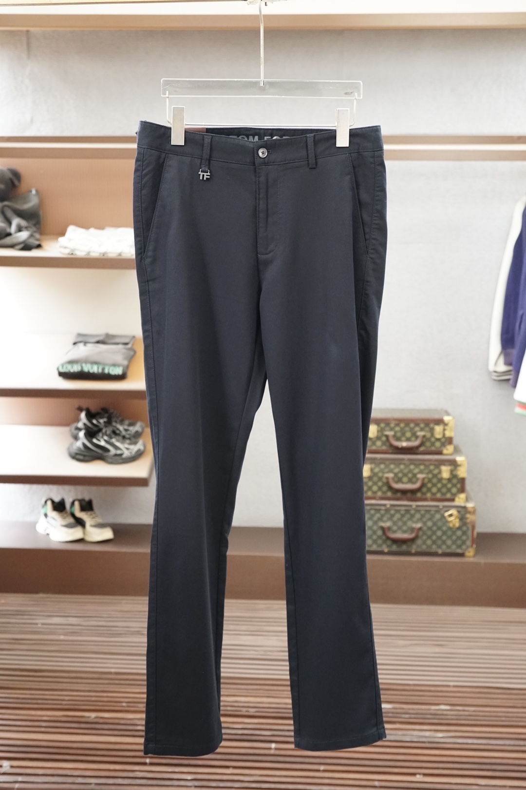 Loro Piana-新款来袭秋冬新款休闲牛仔裤-高端定制系列。进口高密度纯棉工艺舒适柔软亲肤，笔挺不易起皱，简单明了，
