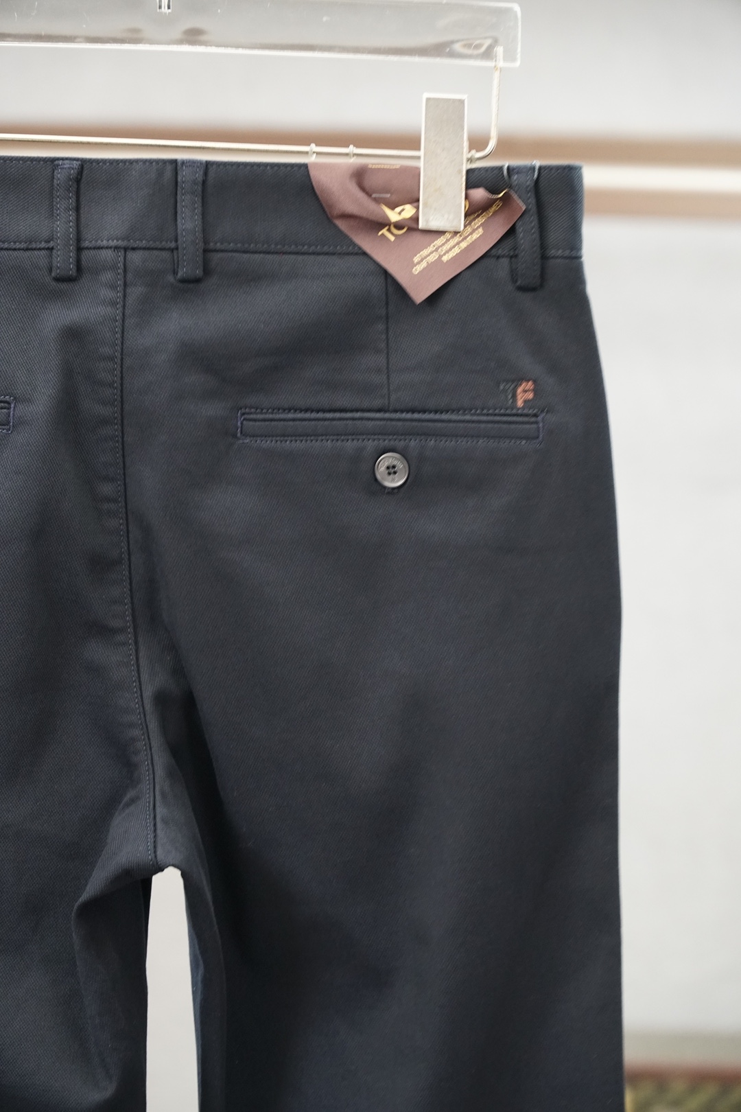 Loro Piana-新款来袭秋冬新款休闲牛仔裤-高端定制系列。进口高密度纯棉工艺舒适柔软亲肤，笔挺不易起皱，简单明了，