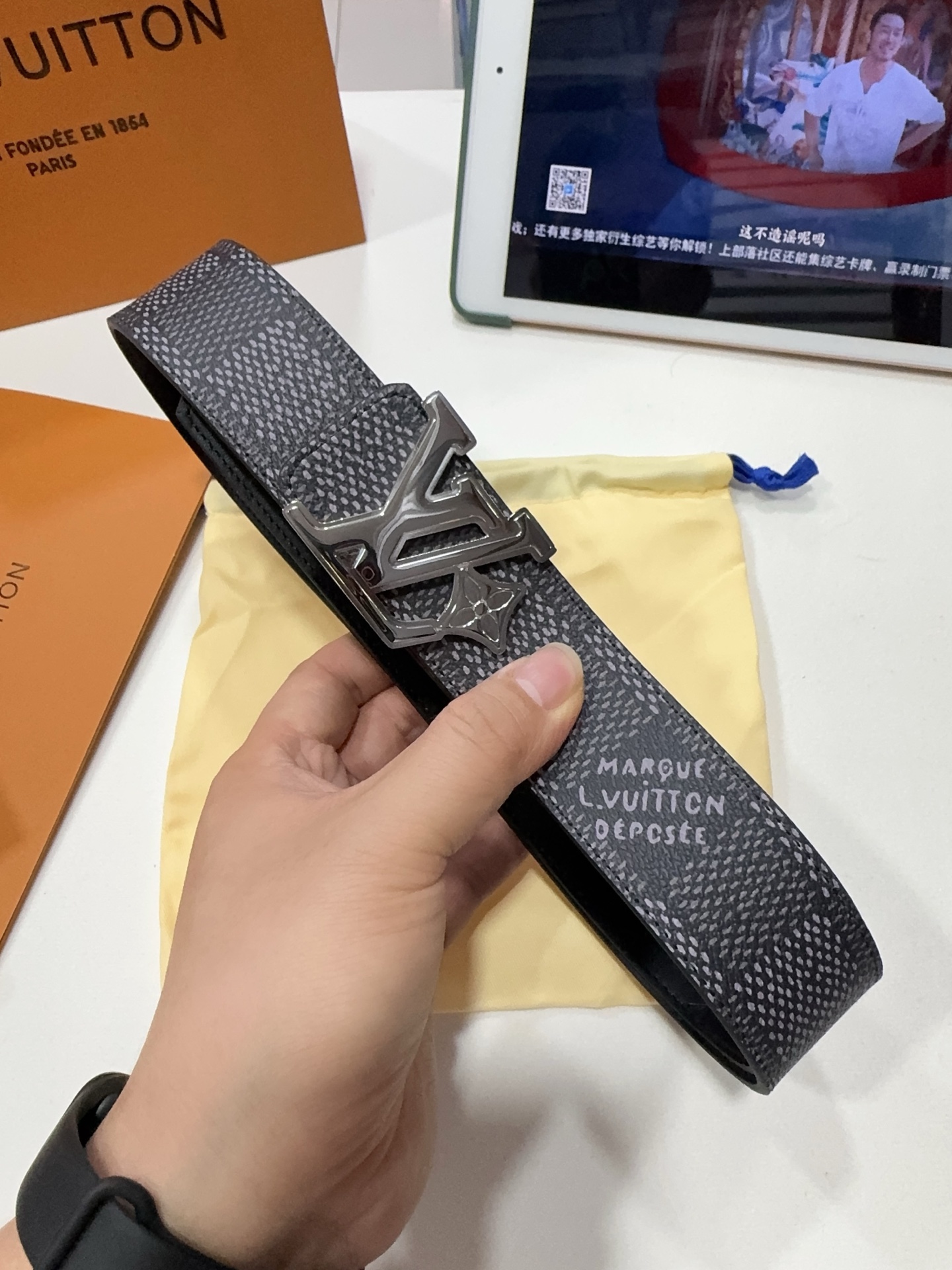 高端品質，實物拍攝
🎁批 配全套包裝
🎁品牌：L@V海外原單
🎁扣頭材質：雙色純鋼扣
🎁帶身材質正面：3