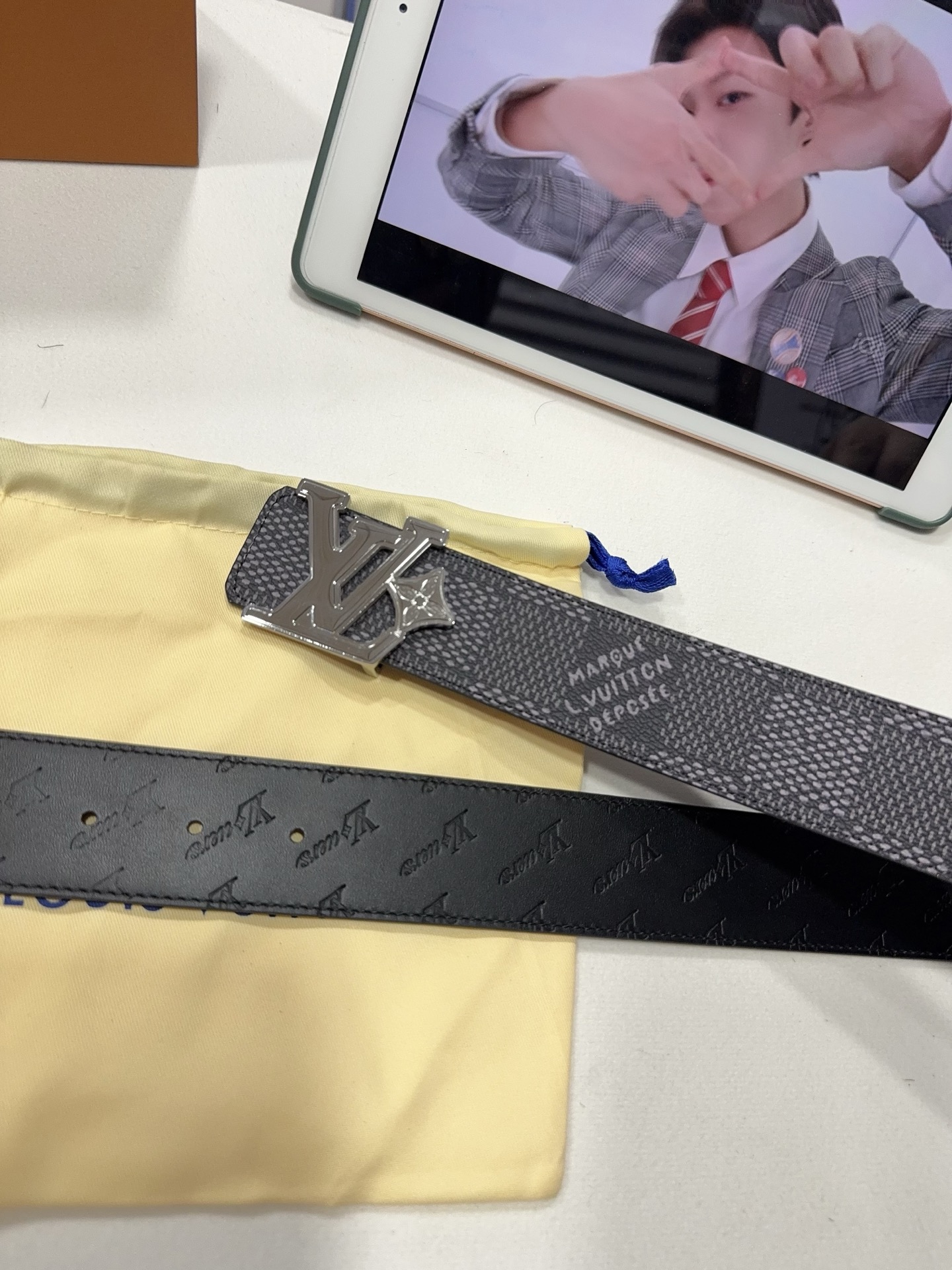 高端品質，實物拍攝
🎁批 配全套包裝
🎁品牌：L@V海外原單
🎁扣頭材質：雙色純鋼扣
🎁帶身材質正面：3