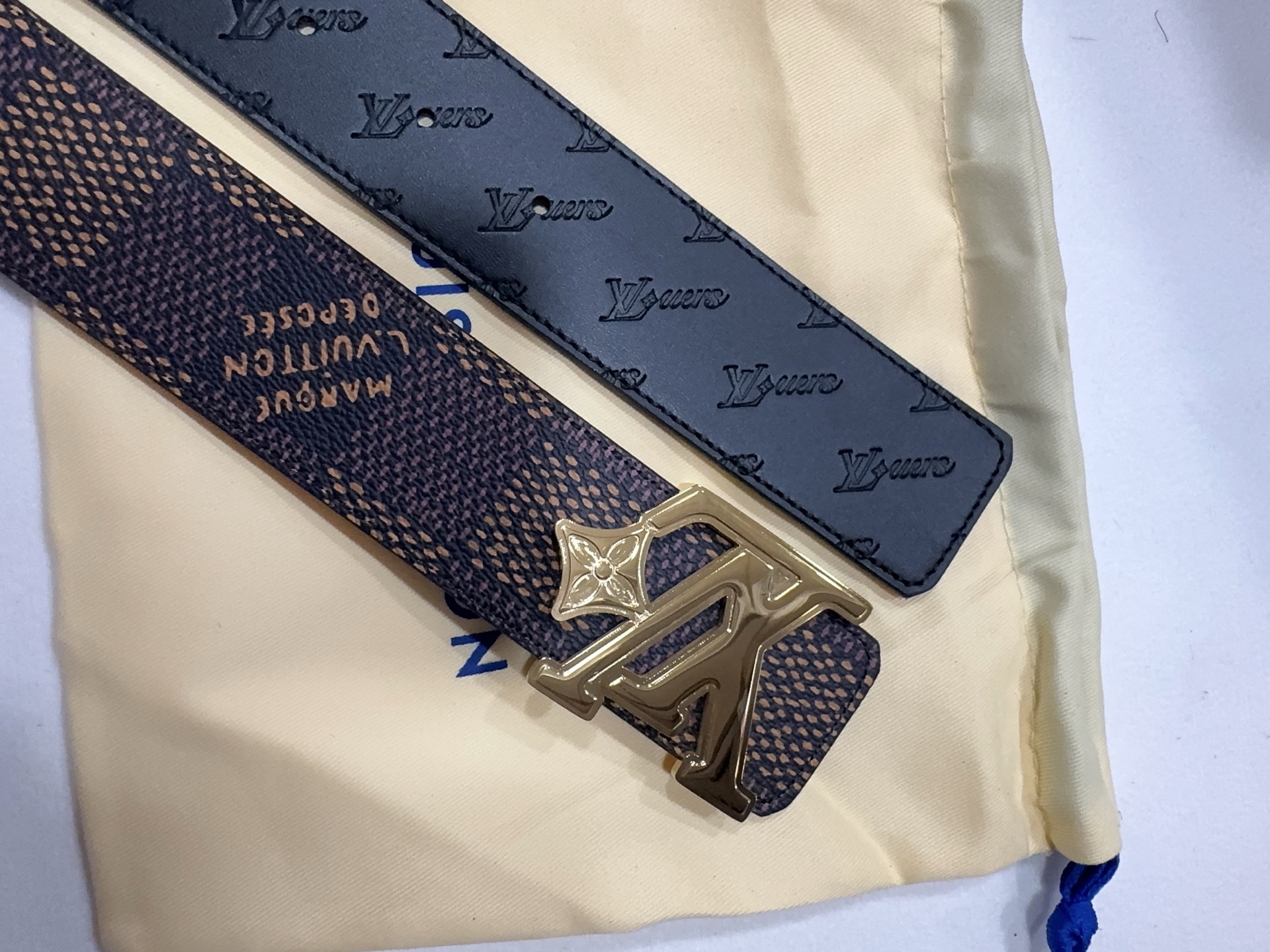 高端品質，實物拍攝
🎁批 配全套包裝
🎁品牌：L@V海外原單
🎁扣頭材質：雙色純鋼扣
🎁帶身材質正面：3