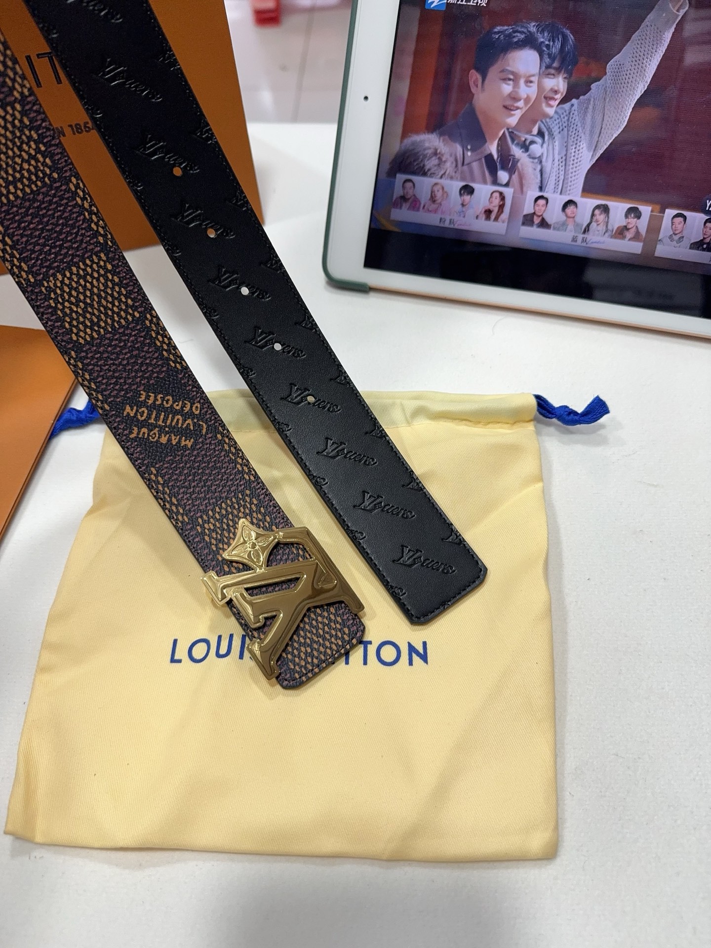 高端品質，實物拍攝
🎁批 配全套包裝
🎁品牌：L@V海外原單
🎁扣頭材質：雙色純鋼扣
🎁帶身材質正面：3