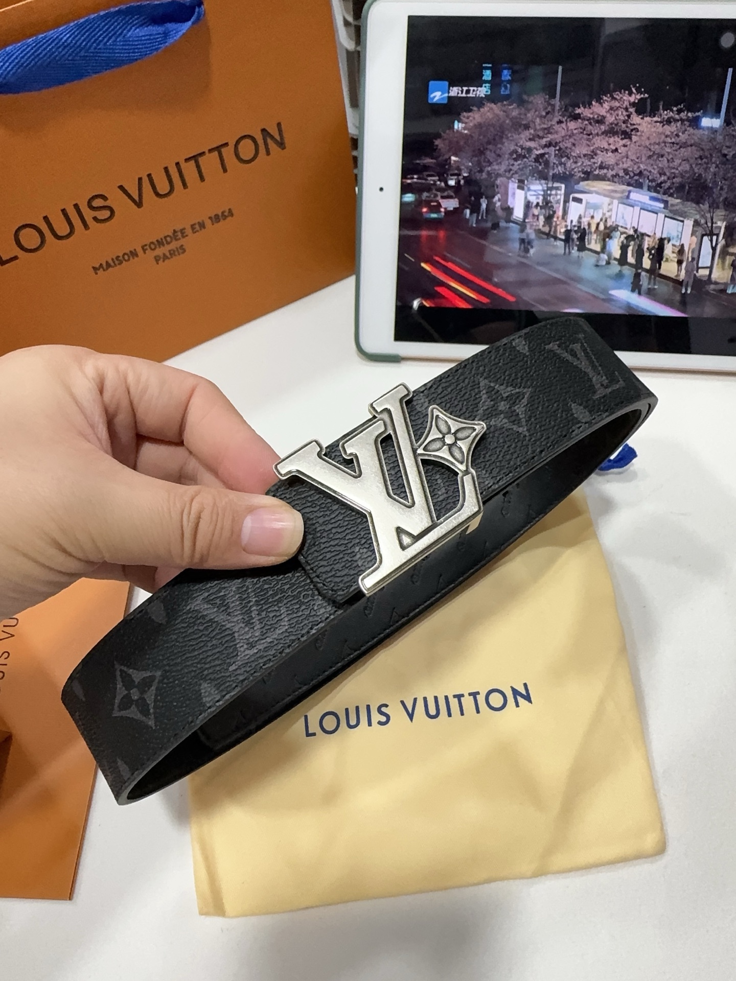 高端品質，實物拍攝
🎁批 配全套包裝
🎁品牌：L@V海外原單
🎁扣頭材質：雙色純鋼扣
🎁帶身材質正面：3