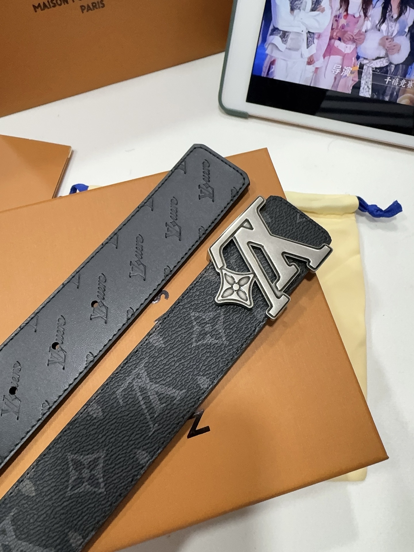 高端品質，實物拍攝
🎁批 配全套包裝
🎁品牌：L@V海外原單
🎁扣頭材質：雙色純鋼扣
🎁帶身材質正面：3