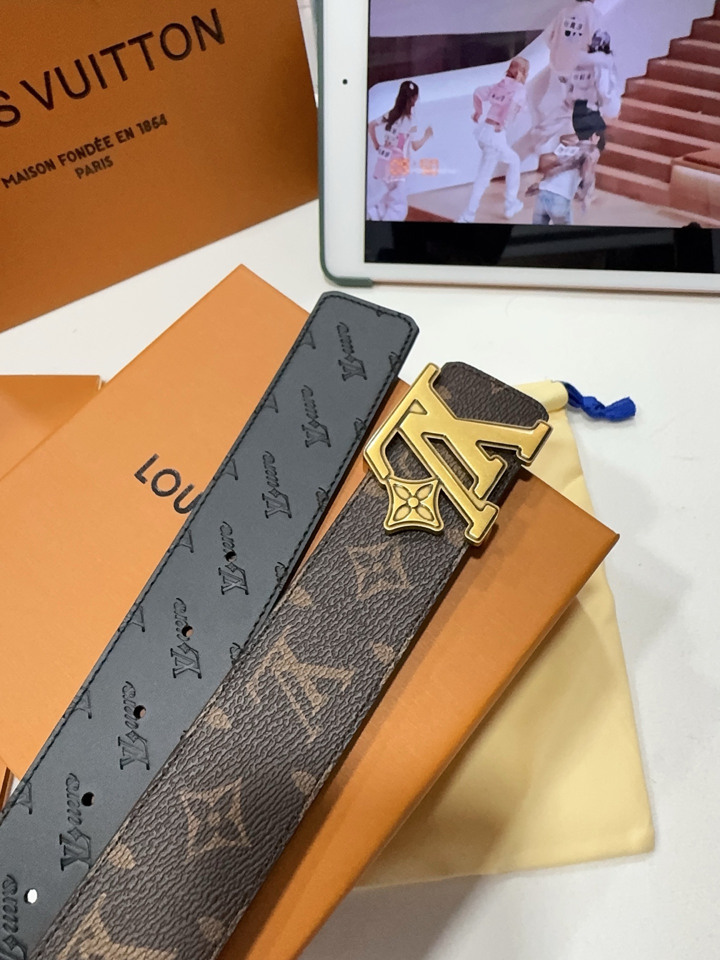高端品質，實物拍攝
🎁批 配全套包裝
🎁品牌：L@V海外原單
🎁扣頭材質：雙色純鋼扣
🎁帶身材質正面：3